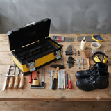 KIT Hout en Interieur: houtbeitels, lijmklem, kapzaag, gipsplaatzaag, bankhamer, meet- en aftekengereedschap, houtlijm en veiligheidsuitrusting in metalen werkkoffer